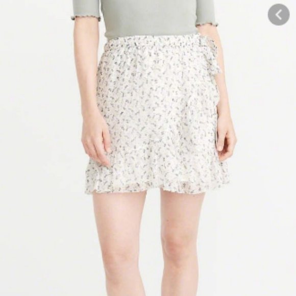 Abercrombie & Fitch Dresses & Skirts - CLOSETCLEANOUT NWT Abercrombie & Fitch White Ruffle Skirt